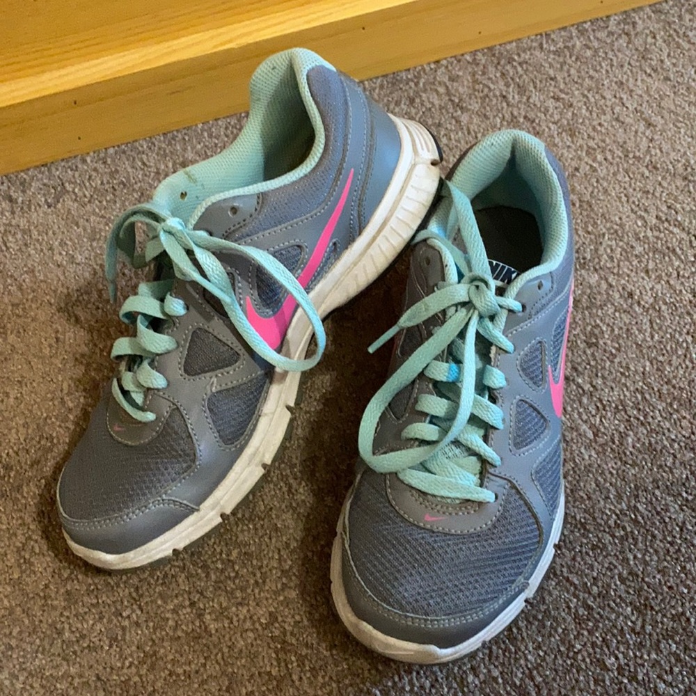 Nike Women’s shoes🔴 5 for $15